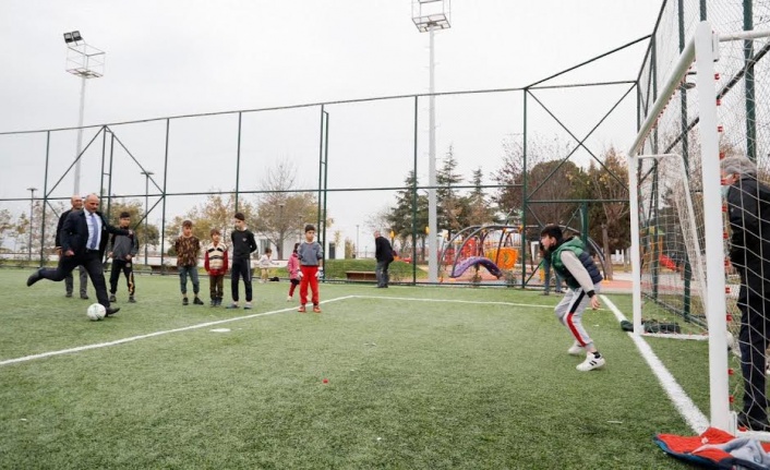 Cevher Dudayev Parkı’nda ilk penaltı Başkan Söğüt’ten