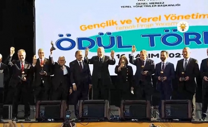 Cumhurbaşkanı Erdoğan, Başkan Büyükakın’a  gençlik hizmetleri ödülünü verdi
