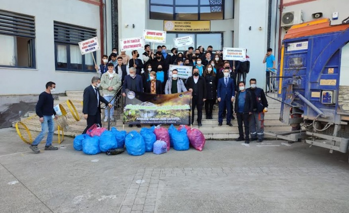 Öğrencilerden 300 kilo plastik atık