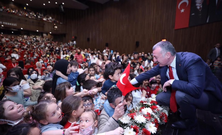 Başkan Büyükakın çocukların 23 Nisan sevincine eşlik etti