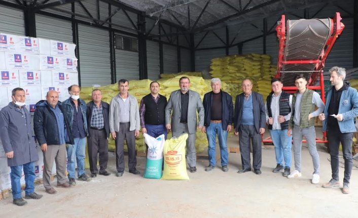 Büyükşehir, çiftçilere gübre ve tohum dağıtımına başladı