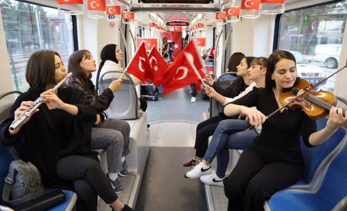 Tramvayda 19 Mayıs coşkusu