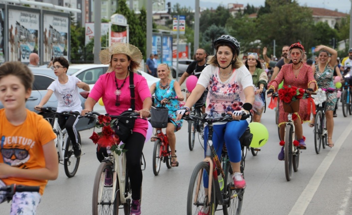 Süslü Kadınlar Bisiklet Turu İzmit’in Sokaklarına renk kattı