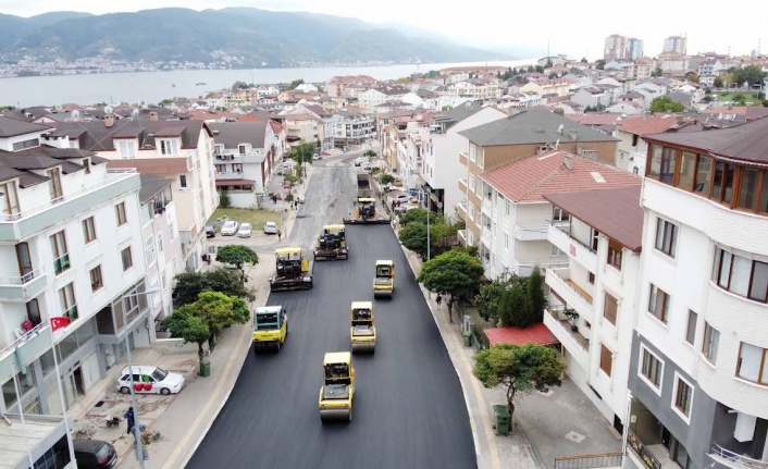 Körfez Akşemsettin Caddesi ve Cumhuriyet Bulvarı’nda aşınma asfaltı serildi