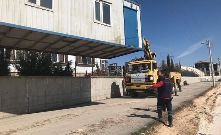 İzmit Belediyesi, Adıyaman Çadırkent’te  konteyner ve çadırları yerleştirmeye başladı