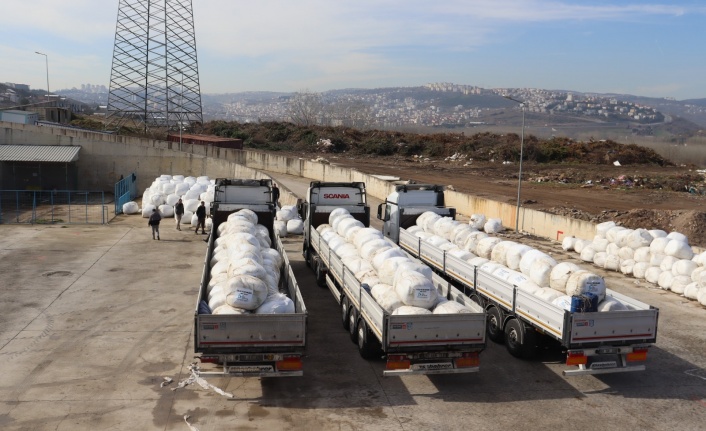 İzmit Belediyesi afet bölgesindeki çiftçilere yem desteği sağlamaya devam ediyor