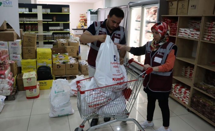 İzmit Belediyesi, bu Kurban Bayramında da ihtiyaç sahibi ailelerin yüzünü güldürdü