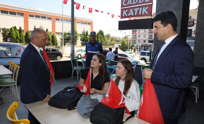 Körfez Belediyesi, Cumhuriyetin 100. Yılı için bayrak dağıttı