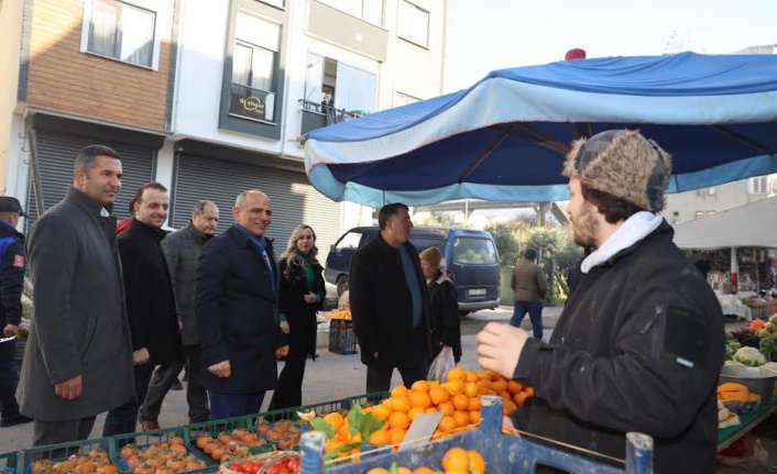 Başkan Söğüt, Mahalle Pazarını Adım Adım Gezdi ve Vatandaşlarla Sohbet Etti