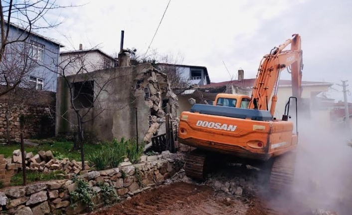 Körfez'de Tehlike arz eden binalar yıkıldı