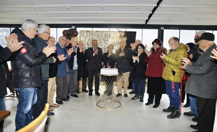Körfez’in, 75’lik çınarlarına sürpriz doğum günü