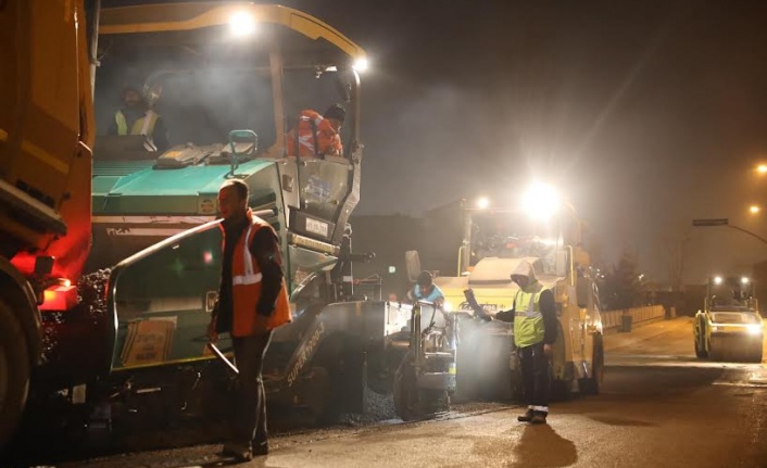 Körfez Barbaros Mahallesi, Hürriyet Bulvarı'na 300 ton asfalt serimi yapıldı