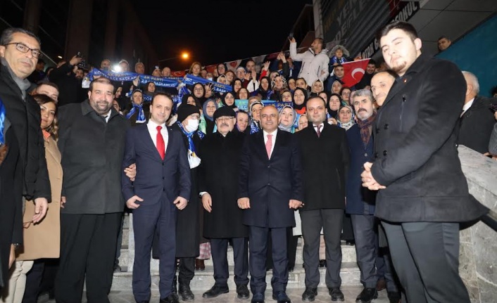 Şener Söğüt, partililer ve destekçileri tarafından coşkuyla karşılandı.