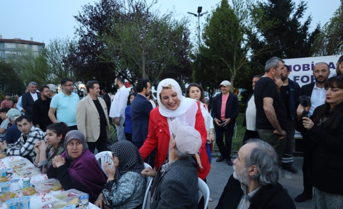 Başkan Hürriyet, İzmitlilerle bir araya gelerek aynı sofrayı paylaştı.