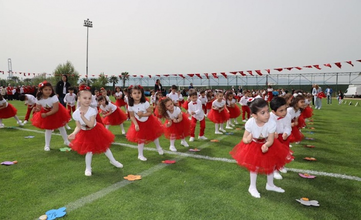 Körfez’de 23 Nisan kutlamalarına, vatandaşlar ve öğrenciler büyük ilgi gösterdi.