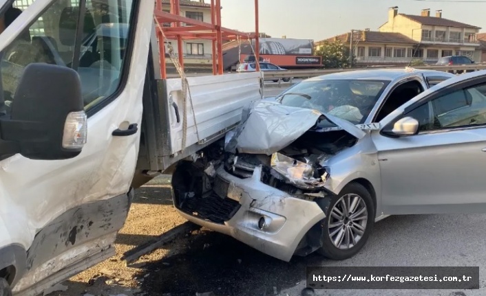 Kocaeli Körfez'de, Otomobil-Kamyonet Çarpışması: 2 Yaralı