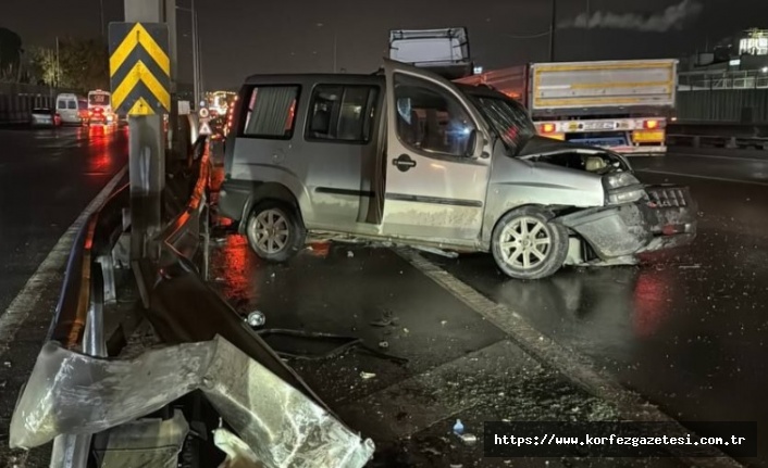 HAFİF TİCARİ ARAÇ, GEBZE'DE BARİYERE ÇARPTI: SÜRÜCÜ YARALANDI