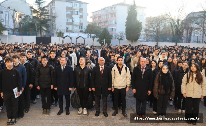 BAŞKAN ŞENER SÖĞÜT, BAYRAK TÖRENİNDE, ATATÜRK ANADOLU LİSESİ'NDE