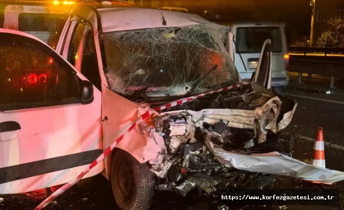 DERİNCE'DE TRAFİK KAZASI: OTOMOBİL İLE HAFİF TİCARİ ARAÇ ÇARPIŞTI