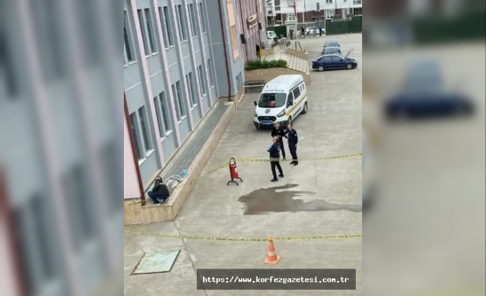 GÖLCÜK'TE DRAMATİK OLAY! GENÇ KIZ 4. KATTAN DÜŞTÜ