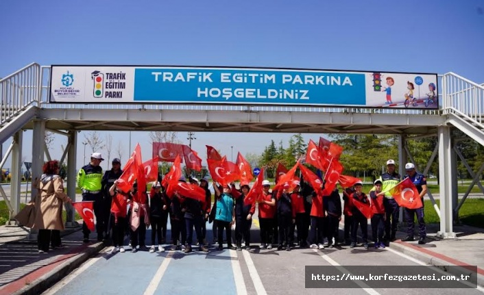 Trafik Eğitim Parkı'nda Çocuklar Türk Bayrağıyla Renkli Bir Kutlama etkinliği
