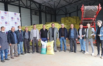 Büyükşehir, çiftçilere gübre ve tohum dağıtımına başladı