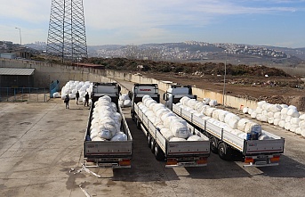 İzmit Belediyesi afet bölgesindeki çiftçilere yem desteği sağlamaya devam ediyor