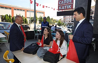 Körfez Belediyesi, Cumhuriyetin 100. Yılı için bayrak dağıttı