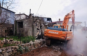 Körfez'de Tehlike arz eden binalar yıkıldı