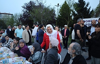 Başkan Hürriyet, İzmitlilerle bir araya gelerek aynı sofrayı paylaştı.