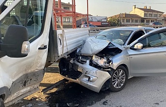 Kocaeli Körfez'de, Otomobil-Kamyonet Çarpışması: 2 Yaralı