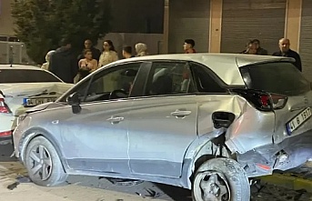 15 YAŞINDAKİ ÇOCUK, AİLE ARABASINI KAÇIRDI! DÖRT ARACA ÇARPTI