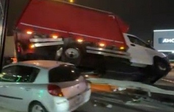 Gebze D-100’de Feci Kaza: Kamyonet Bariyerlere Uçtu