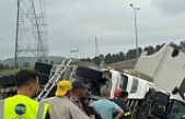 GEBZE'DE, KARPUZ YÜKLÜ,TIR DEVRİLDİ