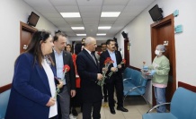 Başkan Şener Söğüt’ten, sağlık çalışanlarına karanfil