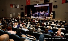 Konserin sonunda izleyiciler, ayakta alkışladı