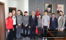 Genç sporculardan, İl Millî Eğitim Müdürü,  Ömer AKMANŞEN'e ziyaret