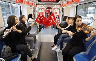 Tramvayda 19 Mayıs coşkusu