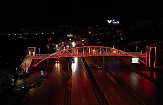 Kocaeli’nin üst geçitleri kırmızı renkle ışıklandırıldı