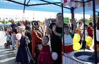 İzmit Kent meydanında ‘bayram şenliği’ çocukların...