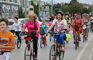 Süslü Kadınlar Bisiklet Turu İzmit’in Sokaklarına...