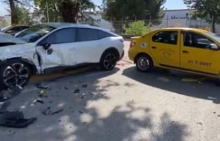İzmit'te Taksi ile Otomobil Çarpıştı: 2...