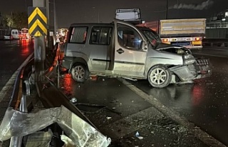 HAFİF TİCARİ ARAÇ, GEBZE'DE BARİYERE ÇARPTI:...