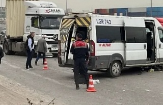 GEBZE'DE TIR İLE İŞÇİ SERVİSİ ÇARPIŞTI!