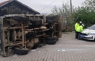 KAMYONETİN DEVRİLMESİ SONUCU TRAFİKTE YARALANMA