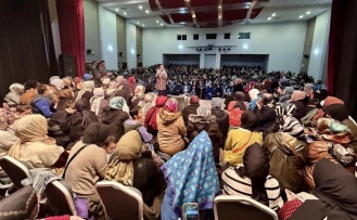 Körfez'de Saliha Erdim'e, büyük ilgi gösteriliyor.