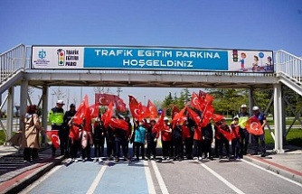 Trafik Eğitim Parkı'nda Çocuklar Türk Bayrağıyla Renkli Bir Kutlama etkinliği