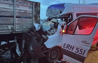 Kocaeli’de Kamyon ile Servis Minibüsü Çarpıştı