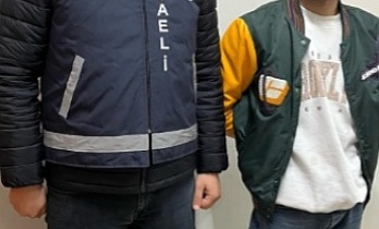 KOCAELİ İL EMNİYET MÜDÜRLÜĞÜ, HIRSIZLIK SUÇUNDAN ARANAN ŞAHSI YAKALADI
