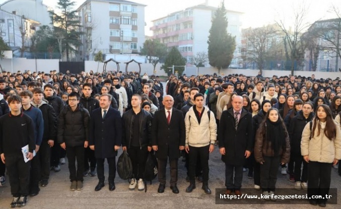 BAŞKAN ŞENER SÖĞÜT, BAYRAK TÖRENİNDE, ATATÜRK ANADOLU LİSESİ'NDE